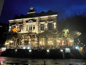A historic building with a balcony and a large star decoration. - Beautiful vacation apartment Cochem Mosel Pinnerbergstube for up to 4 people (Cochem)
