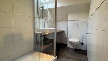 Een douche, een haardroger, handdoeken, zeep