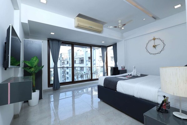 1 bedroom, desk, iron/ironing board, WiFi