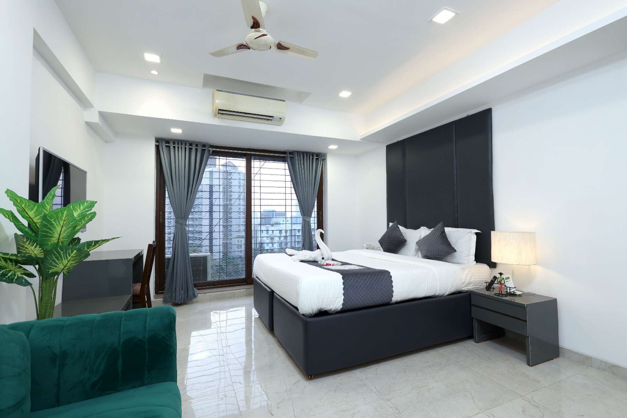 1 bedroom, desk, iron/ironing board, WiFi