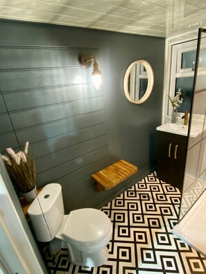 Deluxe Cabin, Lake View | Bathroom - Stargazer Tent 1 (Oakham)