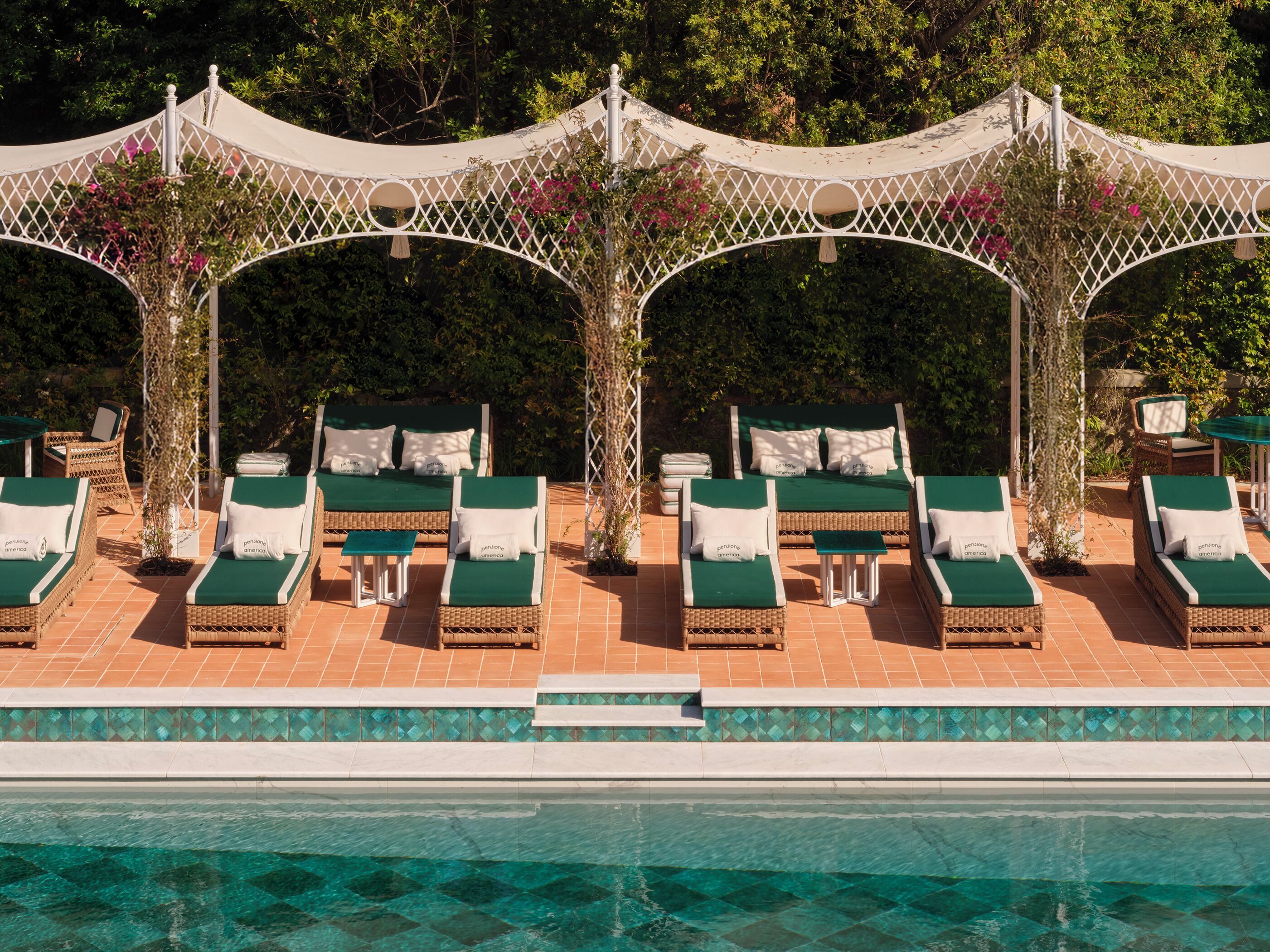 Piscina externa, funciona das 8h às 20h, espreguiçadeiras