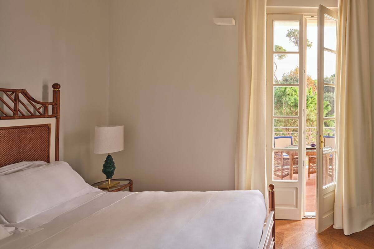 Tweepersoonskamer | Een minibar, een kluis op de kamer, verduisterende gordijnen