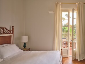 Double Room | Minibar, in-room safe, blackout drapes, soundproofing