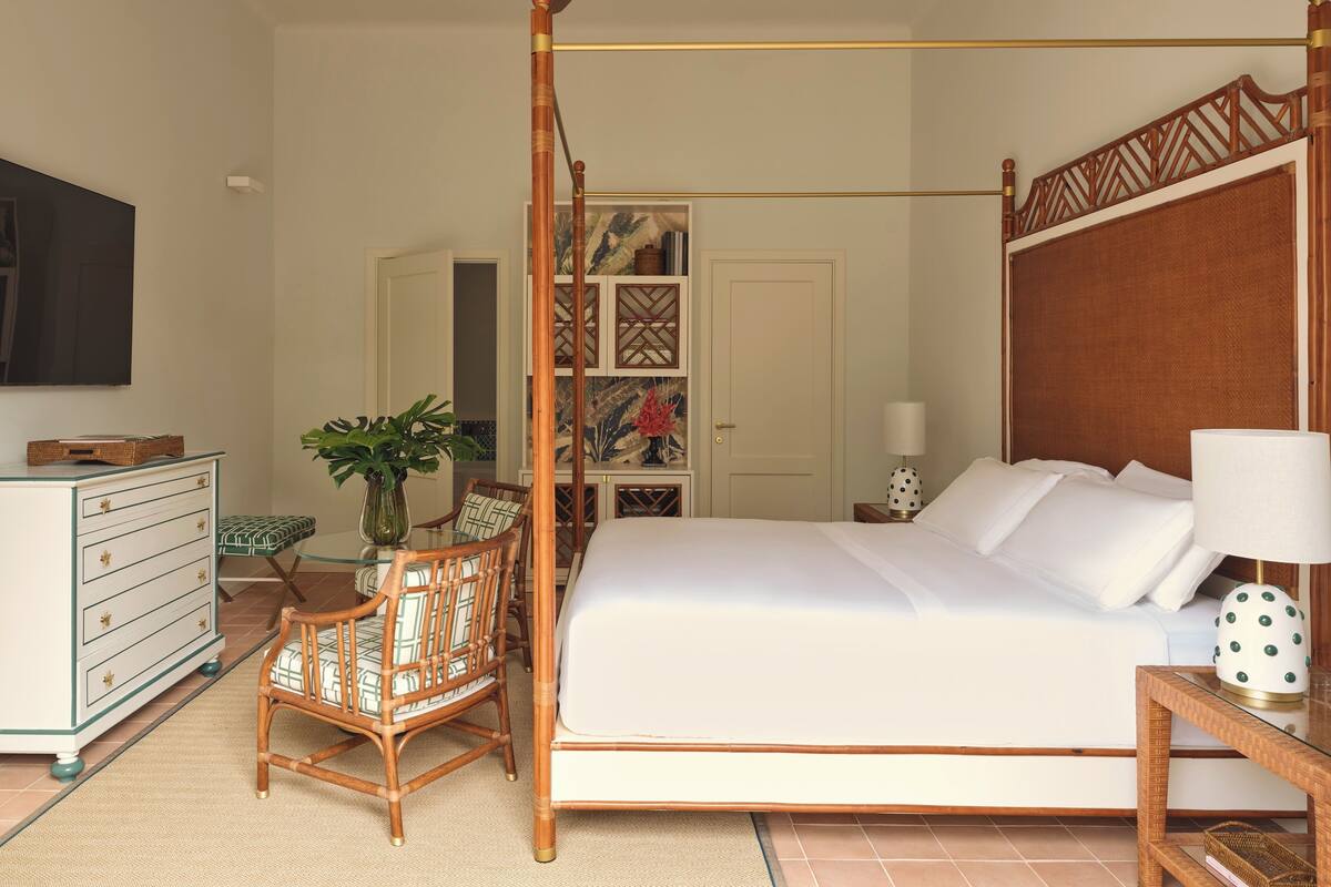 Minibar, pengeskab på værelset, mørklægningsgardiner, lydisolering