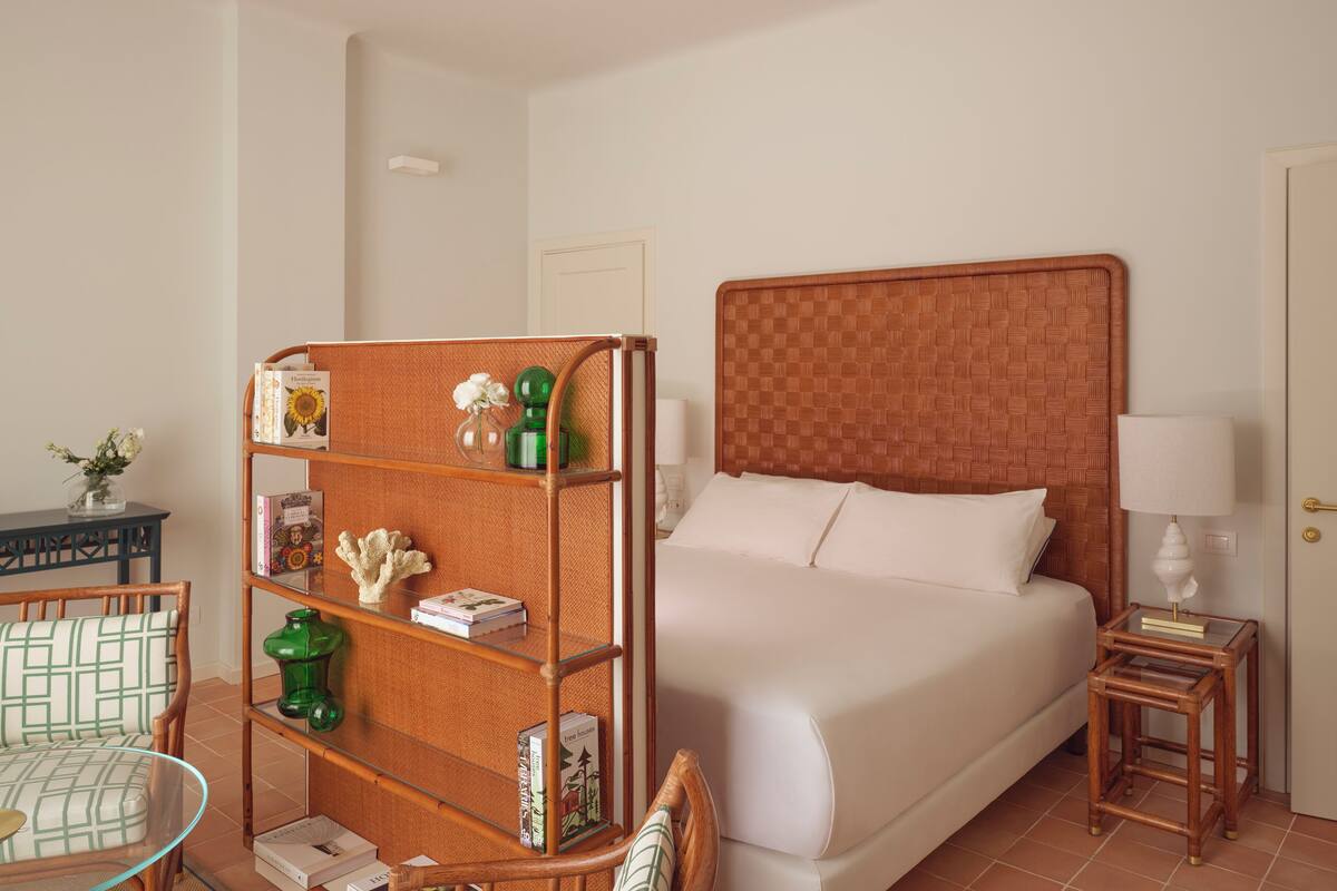 Minibar, pengeskab på værelset, mørklægningsgardiner, lydisolering