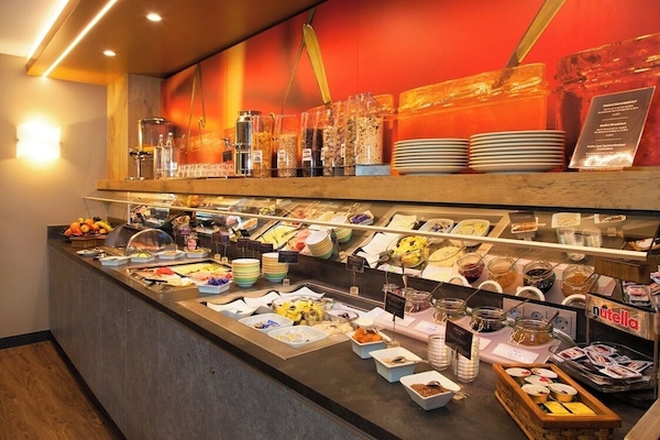 Bữa sáng buffet hàng ngày với phụ phí nhỏ