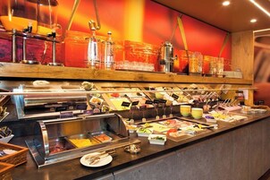 Un bufé con diversos alimentos y acompañamientos.
