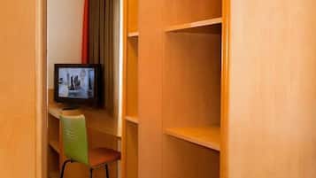 Single Room, Non Smoking | Hypo-allergenic bedding, down comforters, in-room safe