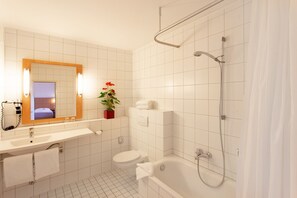 Deep soaking tub, rainfall showerhead, hair dryer, towels - Saar City Hotel (Saarbrücken)