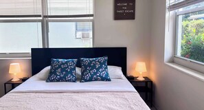 Tabla de planchar con plancha, wifi, ropa de cama