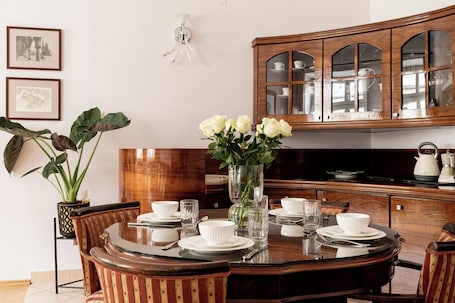 Refrigerador, placa de cocina, utensilios de cocina