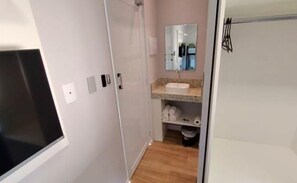 Economy Twin Room | Bathroom | Shower, towels, toilet paper - Mini House Lago Santa (Lagoa Santa)