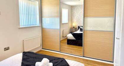 Pass the Keys | Modern Home- Ideal for Professionals| 5 mins to M4