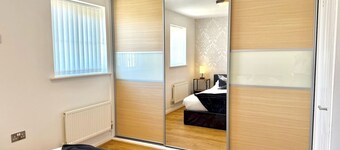 Pass the Keys | Modern Home- Ideal for Professionals| 5 mins to M4