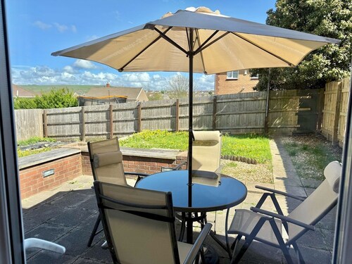 Pass the Keys | Modern Home- Ideal for Professionals| 5 mins to M4