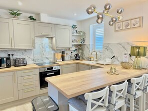 Fridge, microwave, oven, dishwasher - Luxury Coastal Escape with Mumbles Lighthouse View | Pass the Keys (Swansea)