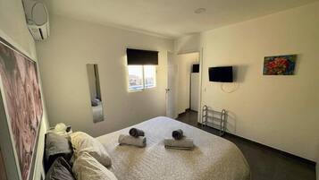 1 slaapkamer, een strijkplank/strijkijzer, wifi, beddengoed