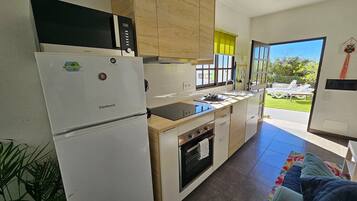 Een koelkast, een magnetron, een oven, een koffiezetapparaat/waterkoker