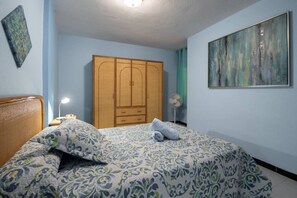 2 slaapkamers, een strijkplank/strijkijzer, reisbedje, wifi