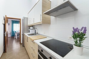 Fridge, microwave, oven, coffee/tea maker