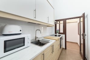 Kylskåp, mikrovågsugn, ugn och kaffe- och tebryggare