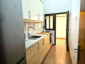 Kühlschrank, Mikrowelle, Ofen, Wasserkocher mit Kaffee-/Teezubehör