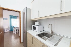 ثلاجة، ميكروويف، فرن، ماكينة لصنع القهوة/الشاي