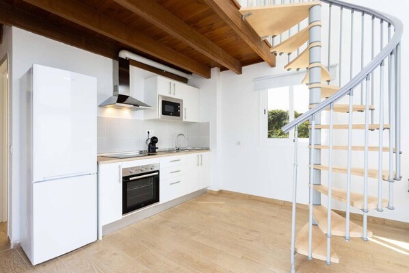 Kühlschrank, Mikrowelle, Ofen, Wasserkocher mit Kaffee-/Teezubehör