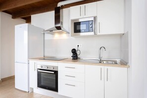 Kühlschrank, Mikrowelle, Ofen, Wasserkocher mit Kaffee-/Teezubehör