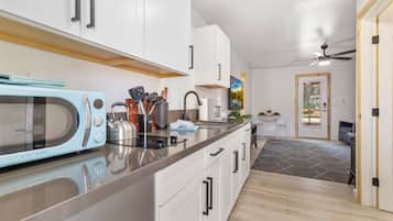 Micro-ondas, cooktop, talheres/pratos/utensílios de cozinha