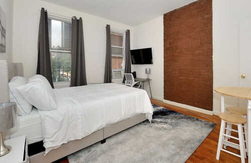 Cozy Studio Steps to Central Park Upper E Side