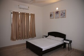 3 bedrooms, desk, WiFi, bed sheets - Estro Atlis Villa (Thiruporur)