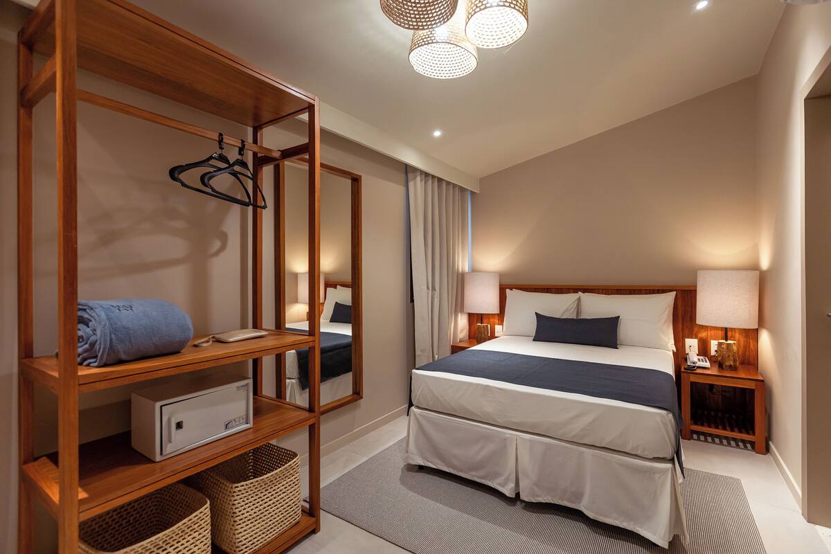 Standaard suite, privébadkamer | Luxe beddengoed, een minibar, een kluis op de kamer