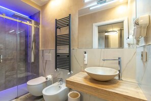 Triple Room | Bathroom | Shower, free toiletries, hair dryer, slippers - Corte dell'albero (Florence)