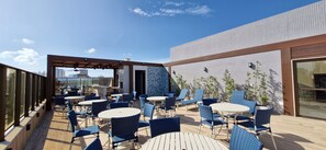 Apartamento estándar | Restaurante al aire libre