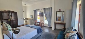 Comfort Double or Twin Room, Balcony | Minibar, in-room safe, laptop workspace, blackout drapes - Kelkiewyn Guesthouse Caledon (Caledon)