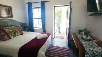 Standaard tweepersoonskamer, 1 slaapkamer, balkon, uitzicht op tuin | Een minibar, een kluis op de kamer, een laptopwerkplek