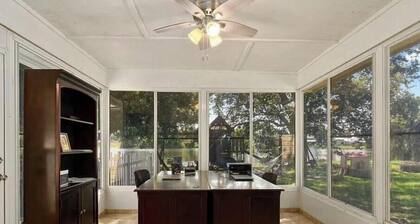 Charming 3-bedroom house/ lake, huge backyard, WiFi, fishing, 10 mins from beach