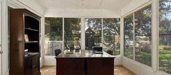 Charming 3-bedroom house/ lake, huge backyard, WiFi, fishing, 10 mins from beach