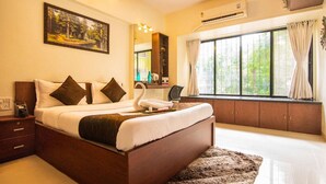 Un dormitorio moderno con una cama grande, una mesita de noche, un espejo y una ventana con cortinas.