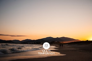 Familie huis, balkon | Strand | Accommodatie ligt op het strand, wit zand