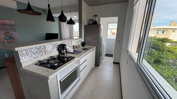 Penthouse in Campeche with Jacuzzi and Sea View. | Private kitchen | Dining tables