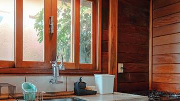 Casa família, sacada | Cozinha privada | Mesas de jantar