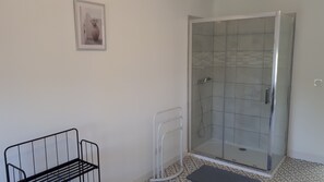 Shower, towels - GITE ARDECHE DU SUD (Saint-Genest-de-Beauzon)