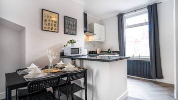 House | 2 bedrooms, desk