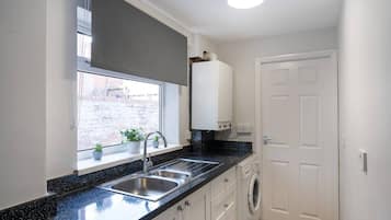 House | 2 bedrooms, desk