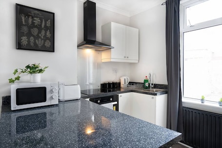 House | 2 bedrooms, desk