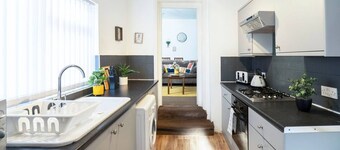 Spacious 3 Bed Flat-free Parking