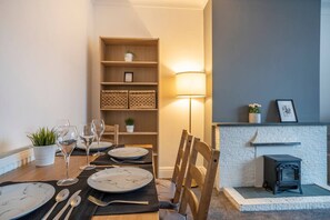 Apartment | 4 bedrooms, desk, Internet - Quiet Neighborhood-free Parking (Blackpool)